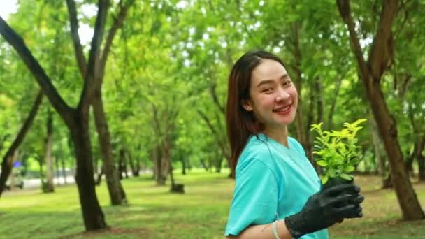 Портрет Милая Азиатская Молодая Женщина Добровольно Сажает Деревья Защиты Окружающей — стоковое видео