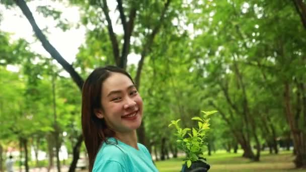 초상화 정원에서 공간에 환경을 나무를 귀여운 아시아 봉사자 녹색을 카메라를 — 비디오