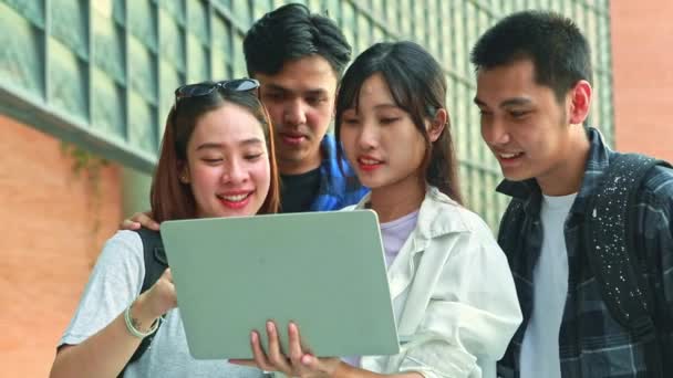 グループ アジアの男性と女性の大学生 カジュアルな服でオンラインのチューターを勉強 大学の教室の外に立っているノートパソコンとの試験 — ストック動画