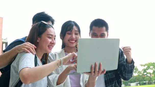 身穿休闲装的亚裔男女大学生在网上学习 在大学教室外使用笔记本电脑进行考试 — 图库视频影像