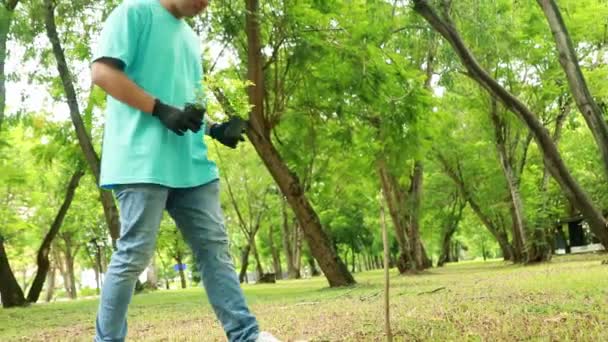 アジアのハンサムな男は 空のスペースで庭の環境を保存するために木を植えるためにボランティア 緑色の影を追加 親指アップ 木を植える準備 — ストック動画
