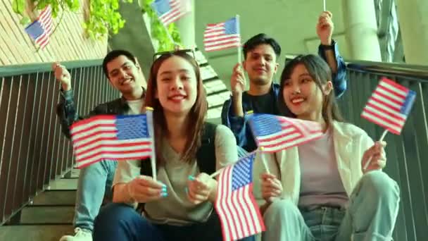 Група Студентів Азіатських Університетів Які Тримають Махають Прапором Сполучених Штатів — стокове відео