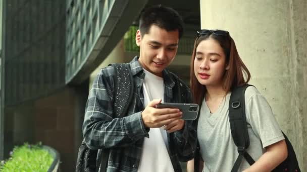 Dos Estudiantes Universitarios Asiáticos Hombre Una Mujer Mirando Mensajes Teléfono — Vídeo de stock