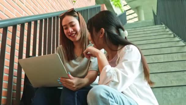 Дві Азіатські Студентки Коледжу Університеті Вивчають Тему Ноутбуках Сидячи Разом — стокове відео