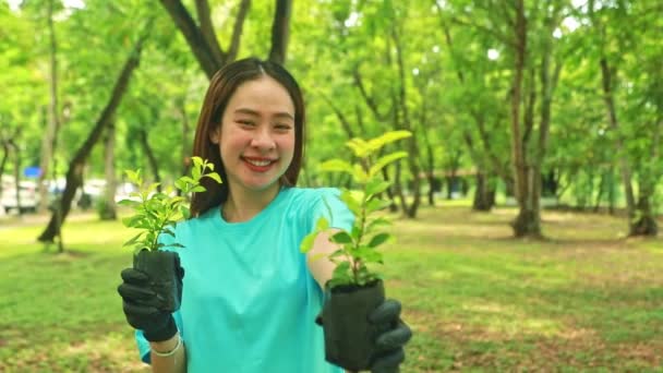 Portrét Roztomilé Asijské Mladé Ženy Dobrovolník Výsadba Stromy Ochranu Životního — Stock video