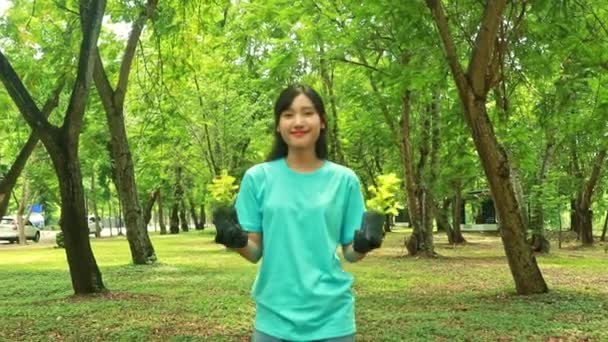 Porträtt Ung Söt Asiatisk Kvinna Volontärarbete Plantera Träd Som Skyddar — Stockvideo