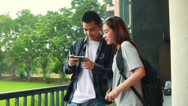Dos Estudiantes Universitarios Asiáticos Hombre Una Mujer Mirando Mensajes Teléfono — Vídeos de Stock