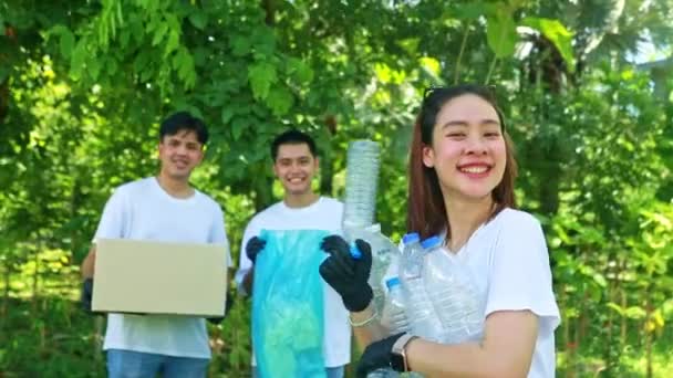Pracující Dobrovolníci Mladých Dobrovolníků Dělá Dobré Skutky Společnosti Šťastné Usmívající — Stock video