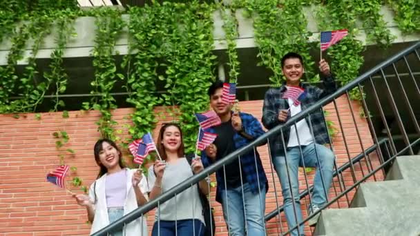 Happy Group Aziatische Studenten Houden Zwaaien Fladderen Usa Vlaggen Vieren — Stockvideo