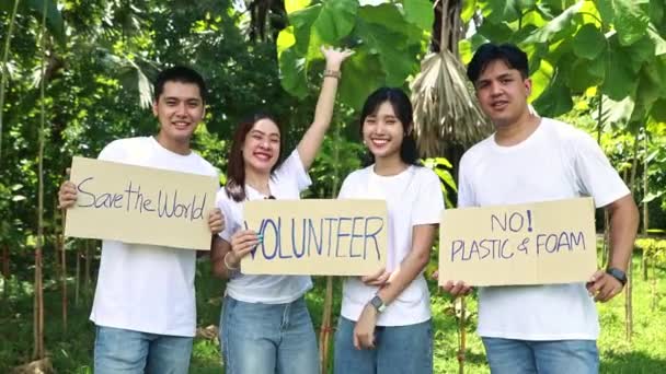 Grupa Azjatyckich Mężczyzn Kobiet Wolontariuszki Posiadają Papierowe Transparenty Kampanii Ochrony — Wideo stockowe