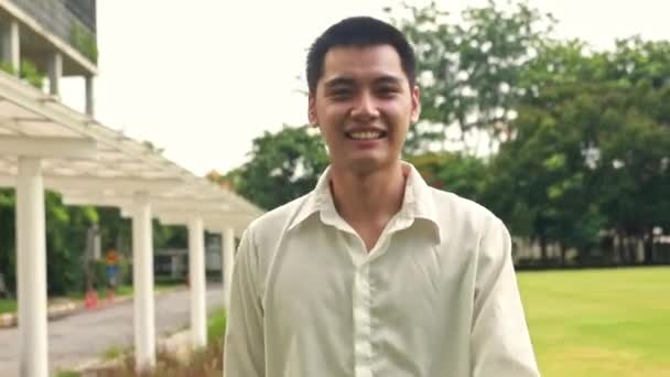 Kibar Terbiyeli Asyalı Yakışıklı Beyefendinin Portresi Gülümseyerek Selamlıyor Avluda Yürürken — Stok video