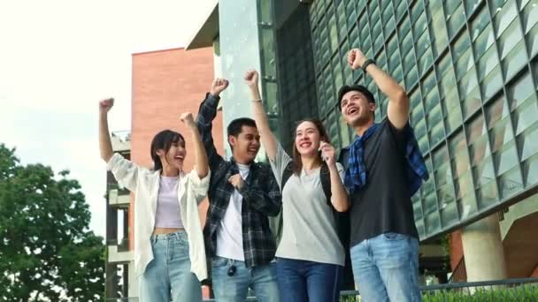 Universitaire Studentengroep Glimlachend Gelukkig Gelukkig Staan Buiten Het Schoolgebouw Onderwijsconcept — Stockvideo