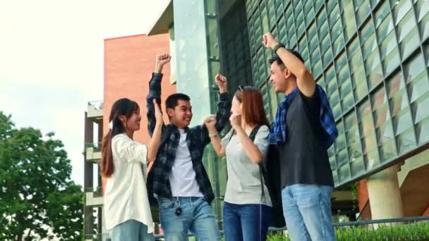Grupo Estudiantes Universitarios Sonriente Feliz Feliz Pie Fuera Del Edificio — Vídeos de Stock