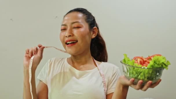 Fröhlich Fröhliche Asiatin Die Salat Mit Tomaten Paprika Frischem Gemüse — Stockvideo
