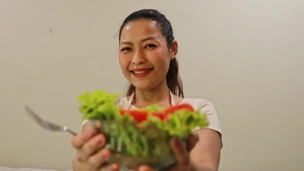 健康で脂肪のないランチのための栄養価の高いベルペッパーと新鮮な野菜を食べるオフを示す若いアジアの女性 ヘルスケア 脂肪食と体重減少 — ストック動画