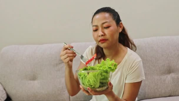 Mujer Asiática Joven Sentada Sofá Comiendo Pimientos Verduras Frescas Con — Vídeos de Stock
