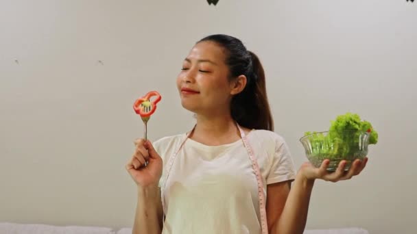 Young Asian Woman Showing Eating Nutritious Bell Peppers Fresh Vegetables — Stock Video