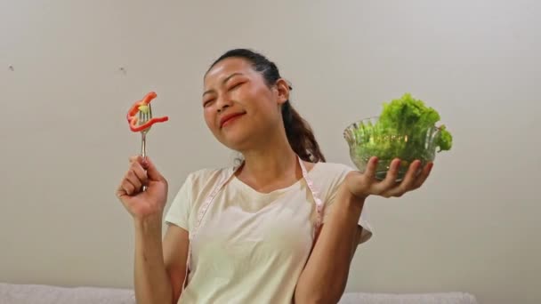 Mladá Asijská Žena Předvádí Jíst Výživné Papriky Čerstvá Zelenina Pro — Stock video