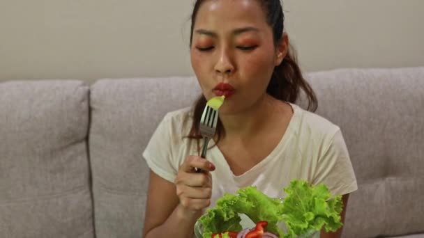 Młoda Azjatka Dobrze Się Bawiąca Jedząc Pomidory Świeże Warzywa Odżywianiem — Wideo stockowe
