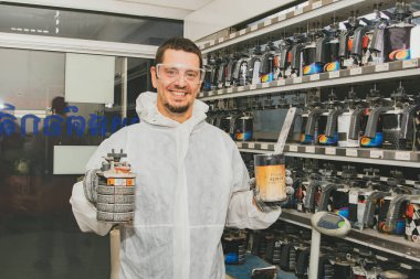 Profesyonel ressamlar araba boyası formüllerini boya deposunda karıştırır ve formülleri müşteri gereksinimlerine göre standart bir 2K boya karışımı ile karıştırarak not kalitesinde boyarlar.. 