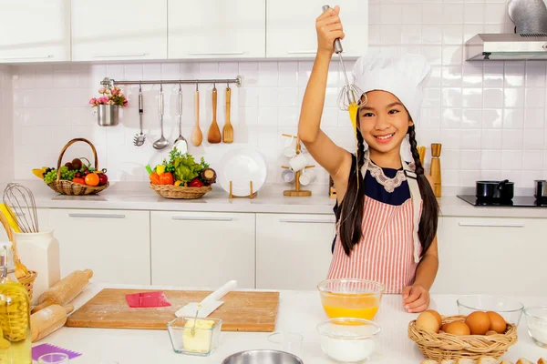 Милий Маленький Азіатський Кулінарний Кухар Який Вчиться Готувати Смачні Страви — стокове фото