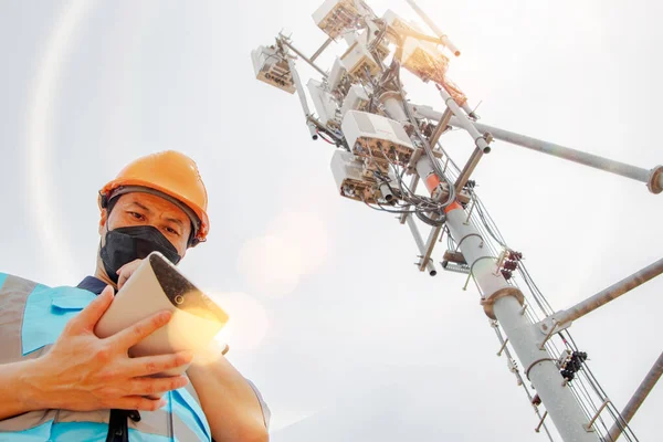 Asyalı Erkek Mühendis Kaskı Telekomünikasyon Kulesi Binasında Çalışıyor Elektronik Güç Telifsiz Stok Fotoğraflar