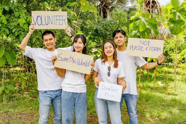 Grup Asyalı Erkek Kadın Gönüllüler Kağıt Pankart Taşıyorlar Çevre Koruma Telifsiz Stok Imajlar