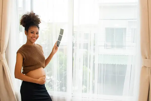 Feliz Retrato Afroamericano Madre Embarazada Pie Junto Ventana Casa Mirando — Foto de Stock