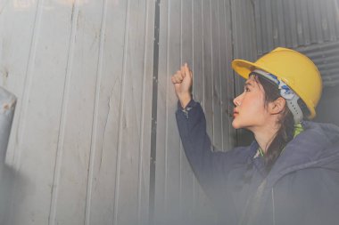 Tehlikeli bir kazada kadın işçi ceketli donmuş depo gıda işleme deposunda kaldı. Sıcaklık sıfırın altındaydı. Odadan çıkmadı ve yardım istemek için yüksek sesle kapıyı çaldı..