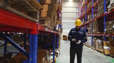 Beyaz adam, karton kutu deposunda profesyonel servis görevlisi, ihracat lojistik fabrikası devriye gezerken kayıt paketlerini kontrol ediyor..