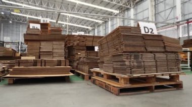 Karton yığınları, hazır kutu ürünleri, depodaki paletlerin üzerindeki paketler, üretim ve ihracat tesisleri, güvenli sistemlere sahip modern lojistik.