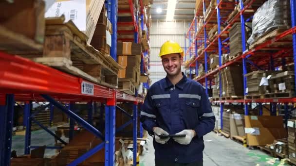 Kaukázusi Férfi Hivatásos Kézbesítő Kartondobozraktárban Export Logisztikai Gyár Egy Írótáblán — Stock videók