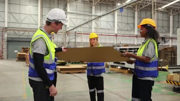 团队合作员工在生产过程中与工头一起检查瓦楞纸板纸 以取得工厂仓库包装行业物流纸板纸的良好效果 — 图库视频影像