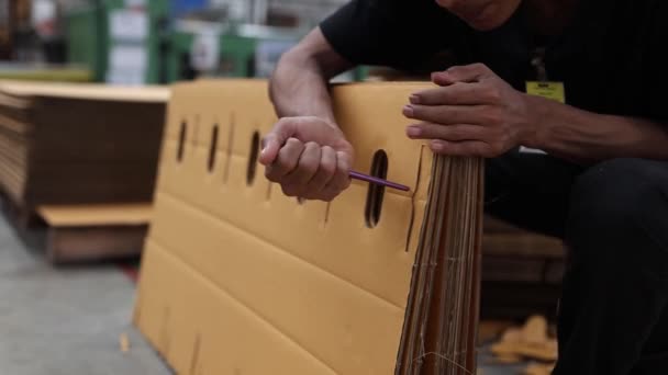 在纸包装行业 男工使用特殊工具在堆放的纸板箱上打孔 用于包装 — 图库视频影像