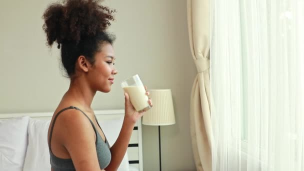 어머니 아프리카 그녀의 침실에 우유를 근육과 여성을 — 비디오