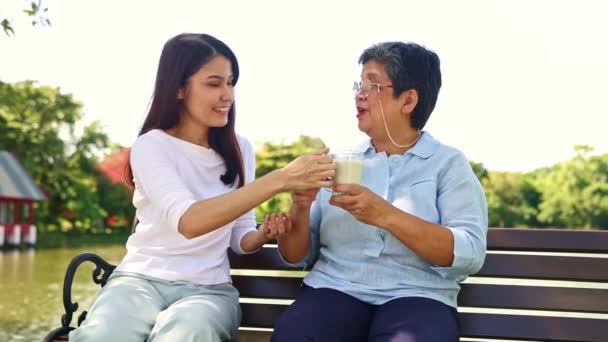Amor Familiar Asiático Hija Adulta Agradecida Cuidar Nutrición Saludable Madre — Vídeos de Stock