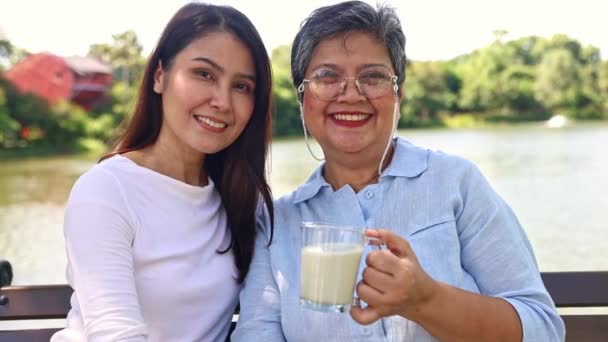 Amor Familia Asiática Retrato Agradecido Hija Adulta Cuidar Nutrición Saludable — Vídeos de Stock