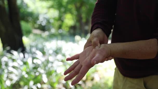 Idoso Levanta Massageia Palmas Das Mãos Pulsos Usando Mão Direita — Vídeo de Stock