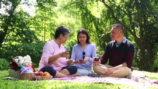 Mutlu Asyalı Aile Piknik Yapıyor Sağlıklarına Dikkat Ediyor Gitar Çalıyor — Stok video