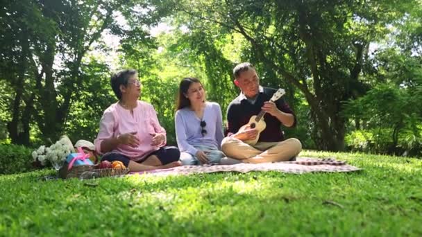 Feliz Asiática Família Viajando Fazendo Atividades Piquenique Cuidando Sua Saúde — Vídeo de Stock
