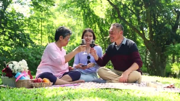 Glücklich Asiatische Familie Unterwegs Tun Aktivitäten Picknickpark Kümmert Sich Ihre — Stockvideo