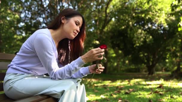 사랑에 아시아의 여자는 정원에서 장미를 우울한 정신에 그들을 — 비디오