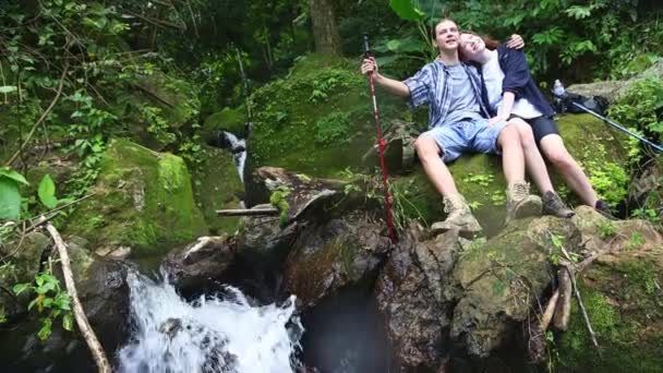 Kaukaska Para Turystów Mężczyzna Kobieta Podróżują Przez Tropikalną Dżunglę Tajlandii — Wideo stockowe