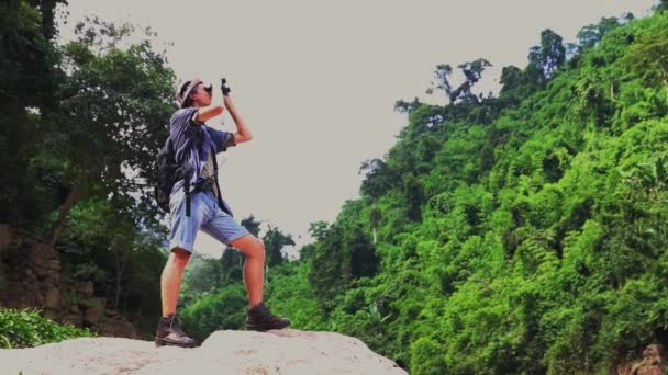 Веселый Молодой Человек Любит Спортивные Походы Тропическим Лесам Таиланда Пышные — стоковое видео