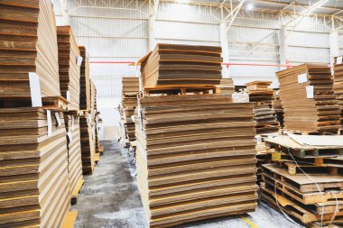 Karton yığınları, bitmiş karton ürünler, bir deponun içindeki paletlere yerleştirilen ambalajlar, üretim ve ihracat tesisi, modern lojistik.
