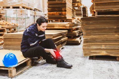 Depoda çalışan kadın işçi, kağıt ihracatı. Kramptan baldır ağrısı. Masaj, ayak bileği ağrısı..
