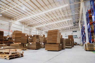Karton yığınları, hazır kutu ürünleri, depodaki paletlerin üzerindeki paketler, üretim ve ihracat tesisleri, güvenli sistemlere sahip modern lojistik.