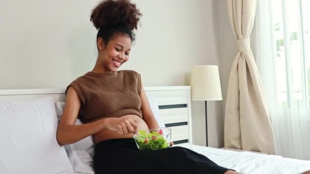 Unge Mor Thai Afrikansk Avstamning Spiser Sunn Salat Med Vitaminer – stockvideo