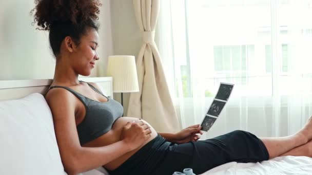 Boldog Portrét Afro Amerikai Anya Terhes Ágyban Nézi Ultrahang Közelgő — Stock videók