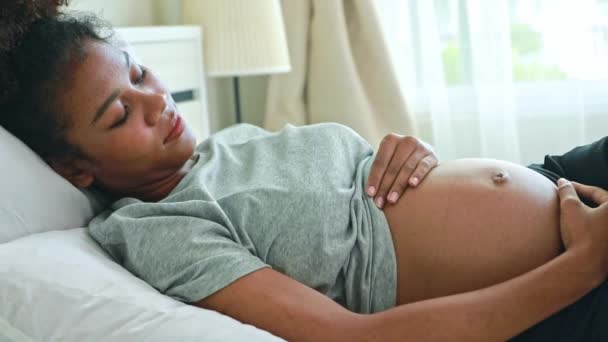 Feliz Retrato Embarazada Afroamericana Madre Acostada Cama Mirando Suavemente Acariciando — Vídeos de Stock